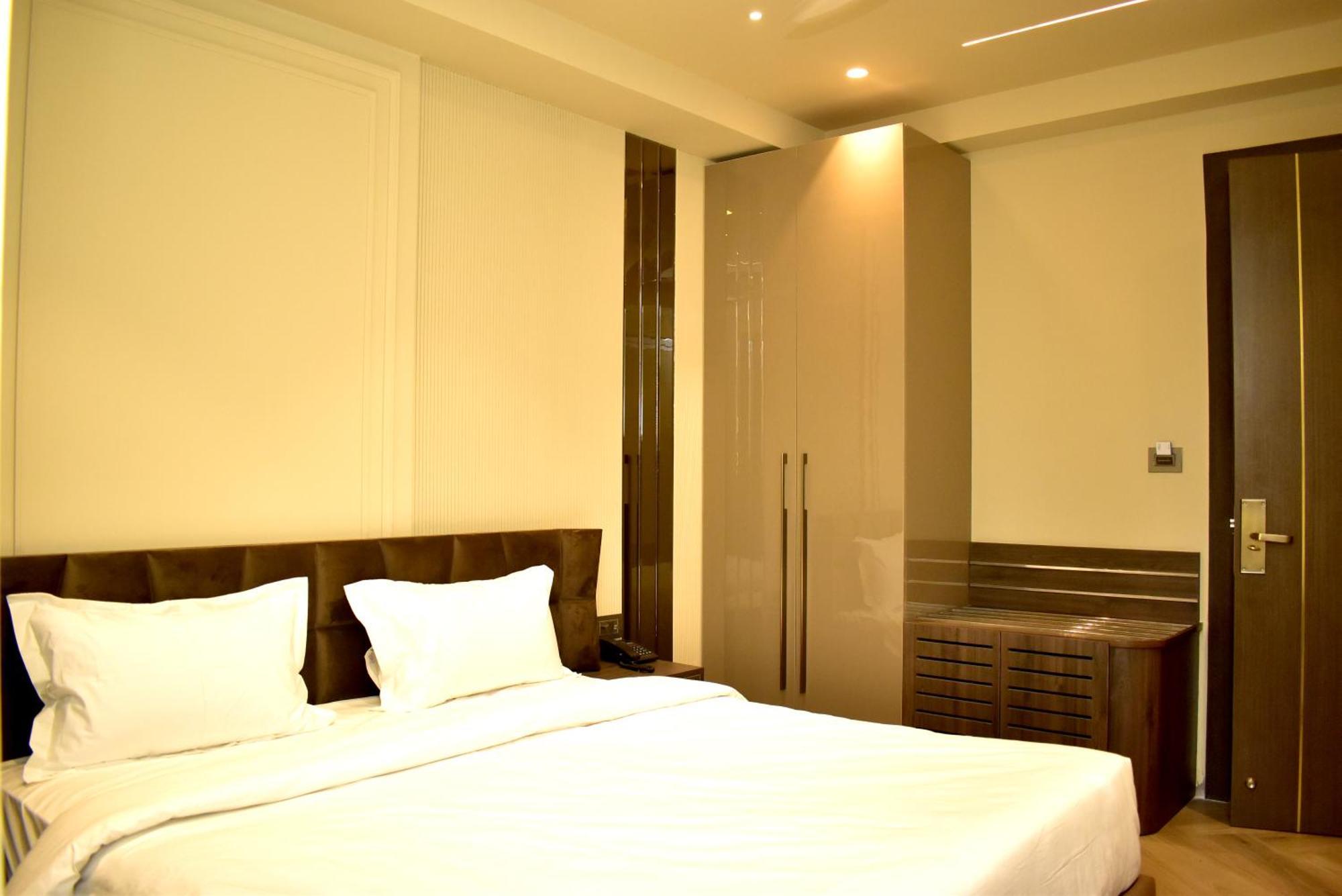 Hotel Cullinan By Qotel Janakpuri Deli Exterior foto